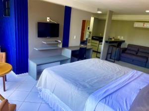 1 dormitorio con 1 cama, cocina y sala de estar en IMPERIAL SUÍTES Flat - Cabo Branco by PenareiaTurBr, en João Pessoa