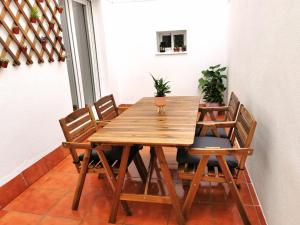 een houten tafel en stoelen in een kamer bij CDZ - San Telmo, apartamentos con terraza in Cádiz