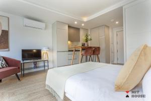 1 dormitorio con 1 cama y sala de estar en Rubik en Madrid, en Madrid