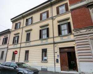 un edificio con un coche aparcado delante de él en RomagnaBNB Campostrino, en Forlì