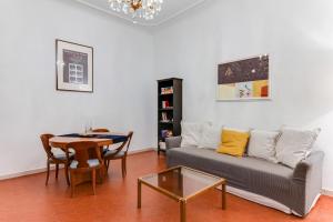sala de estar con sofá y mesa en RomagnaBNB Campostrino, en Forlì