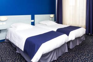 Postel nebo postele na pokoji v ubytování Le CESAR HOTEL