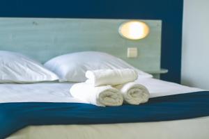 Postel nebo postele na pokoji v ubytování Le CESAR HOTEL