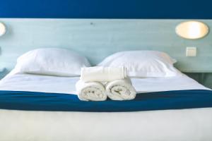 Postel nebo postele na pokoji v ubytování Le CESAR HOTEL