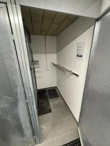 baño con ducha a ras de suelo y pared en Apartmán Snow, en Oravská Lesná