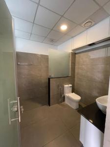 een badkamer met een toilet en een wastafel bij Asthamaya Beach Homestay in Alleppey