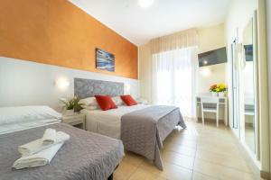 A bed or beds in a room at Hotel Romagna Még 37 kép