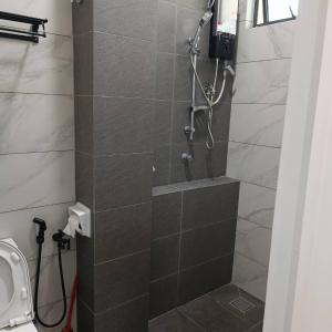 un bagno con doccia con parete in pietra di SBB Star Homestay a Sungai Petani