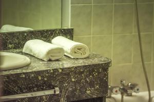 Koupelna v ubytování Le CESAR HOTEL