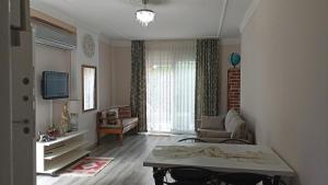 salon ze stołem i kanapą w obiekcie Emniyet Sokak Apartment w mieście Alanya