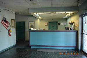 ein leeres Wartezimmer mit Großbildschirm in der Unterkunft Camilla Inn & Suites in Camilla