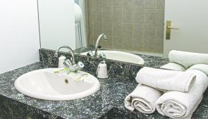 Koupelna v ubytování Le CESAR HOTEL