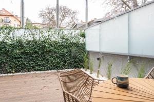 - une tasse de café assise sur une table en bois sur une terrasse dans l'établissement Monte27 - No.4 with terrace by OneApartments, à Sopot