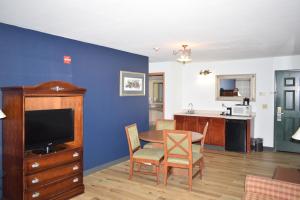 a living room with a table and a blue wall at Wingate by Wyndham Youngstown - Austintown in Youngstown