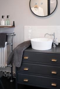 un mobile bagno con lavabo e specchio di The Lambing Shed, Cornwall ad Altarnun