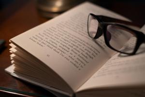un libro con un paio di occhiali sopra di The Lambing Shed, Cornwall ad Altarnun