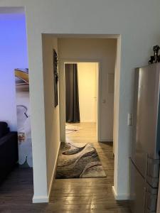una habitación vacía con un pasillo que conduce a un dormitorio en Ferienwohnung Paula, en Schweich