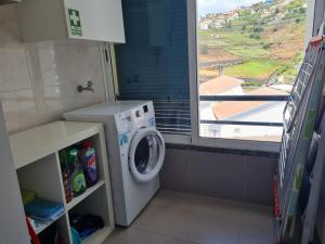 フンシャルにあるBelle mar Formozaの窓付きのバスルーム(洗濯機付)