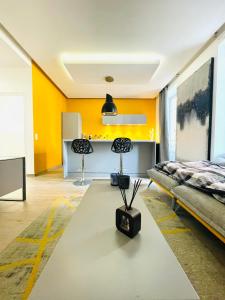um quarto com uma cama e uma parede amarela em Bonaparte em Nice