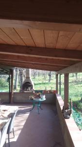 patio con tavolo e forno all'aperto di Chalet immerso nel Bosco a Melfi