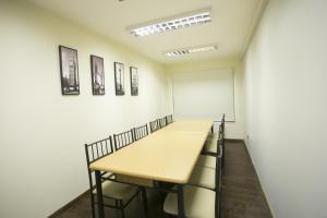 コイハイケにあるRumbo Sur Apart Hotelの長い会議室(長いテーブルと椅子付)