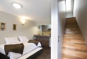 a bedroom with a bed next to a kitchen at Rumbo Sur Apart Hotel in Coihaique