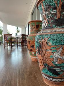 eine große Vase auf dem Boden in einem Raum in der Unterkunft Casa da Orla in Alter do Chao
