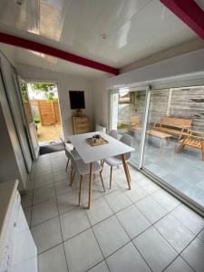 cocina con mesa y sillas en una habitación en La Petite Maison Blanche, 