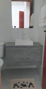 y baño con lavabo y espejo. en COMPLEJO PONTA das BRILLES. DTO. 2., en Barra de Tabatinga