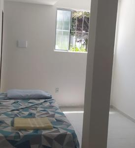 1 dormitorio con cama y ventana en COMPLEJO PONTA das BRILLES. DTO. 2., en Barra de Tabatinga