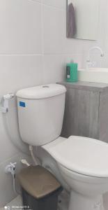 y baño con aseo blanco y lavamanos. en COMPLEJO PONTA das BRILLES. DTO. 2., en Barra de Tabatinga