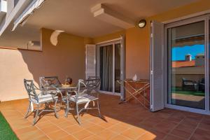 Balkón alebo terasa v ubytovaní Modern apartment with large terrasse, bbq, fast wifi, 2 pools