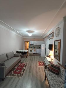 salon z kanapą i stołem w obiekcie Emniyet Sokak Apartment w mieście Alanya