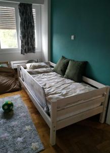 een bed in een kamer met een groene muur bij Fully renovated, family-friendly apartment, next to a huge green park, in Athens center in Athene