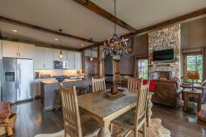 uma cozinha e sala de jantar com uma mesa de madeira em Sunrise Lodge at Eagles Nest em Elk Park