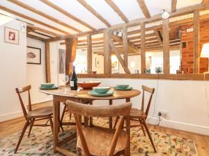 48 Polecat Cottages في لويس: غرفة طعام مع طاولة وكراسي خشبية