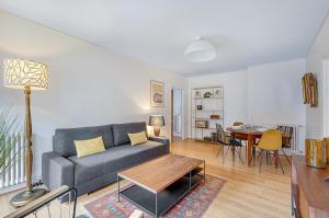 - un salon avec un canapé et une table dans l'établissement BEL CANTO - Charmant appartement de 50 m2, à Toulouse