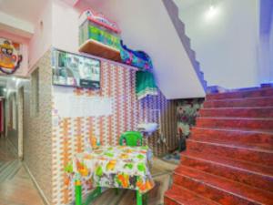 um quarto com uma mesa e escadas num edifício em Goroomgo Ray Home Stay Swargadwar Puri em Puri