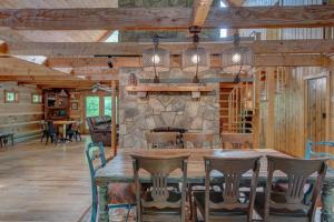 een eetkamer met tafels en stoelen en een stenen muur bij Hidden Creek Cabin in Fleetwood