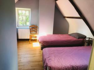 A bed or beds in a room at Carnac: Maison chaleureuse, calme proche plages