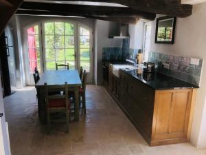 uma cozinha com uma mesa e uma bancada em Carnac: Maison chaleureuse, calme proche plages em Carnac