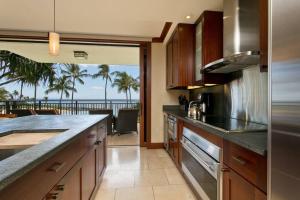 eine Küche mit einer Theke und Meerblick in der Unterkunft Ko Olina Beach Villas B210 - Beach Front Luxury 2BR 2BA Condo with 1 Free Parking in Kapolei