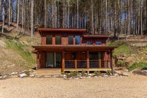 una casa de madera en medio de un bosque en Hook Wine and Sinker at Eagles Nest, en Banner Elk