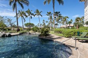 カポレイにあるKo Olina Beach Villas B210 - Beach Front Luxury 2BR 2BA Condo with 1 Free Parkingのリゾート内のホース付きスイミングプール