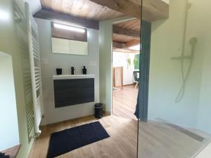 Μια τηλεόραση ή/και κέντρο ψυχαγωγίας στο Appartement indépendant La tour des Tuileries