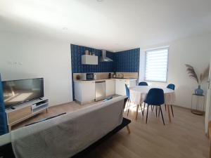 Μια τηλεόραση ή/και κέντρο ψυχαγωγίας στο Appartement indépendant La tour des Tuileries