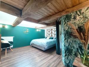 Ένα ή περισσότερα κρεβάτια σε δωμάτιο στο Appartement indépendant La tour des Tuileries +10 φωτογραφίες