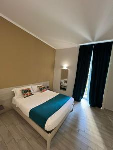 ナポリにあるB&b ワンのベッドルーム1室(青いカーテン付きの大型ベッド1台付)