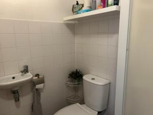 ein weißes Badezimmer mit Toilette und Waschbecken in der Unterkunft center appartement 2 rooms in Alphen aan den Rijn + 35 Fotos