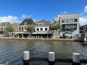 eine Gruppe von Gebäuden neben einem Gewässer in der Unterkunft center appartement 2 rooms in Alphen aan den Rijn